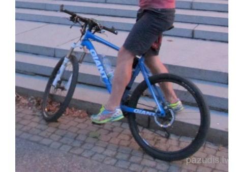 No Biķernieku ielas 128 nozagts velosipēds GIANT