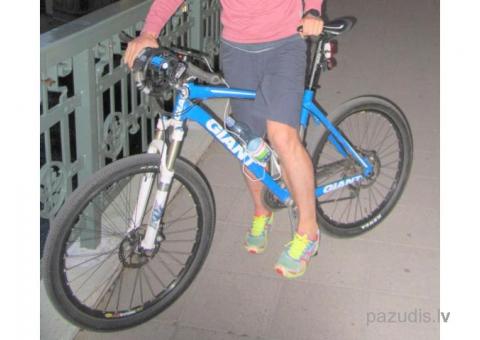 No Biķernieku ielas 128 nozagts velosipēds GIANT