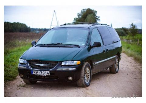Chrysler town and country minivens, zaļš, nr zīme FH-7914