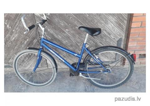 Atrasts zils velosipēds