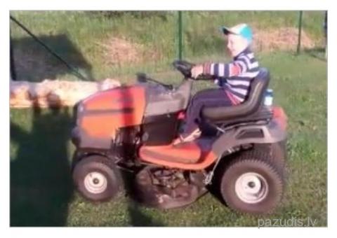 Nozagts zāles pļāvējs, dārza traktors