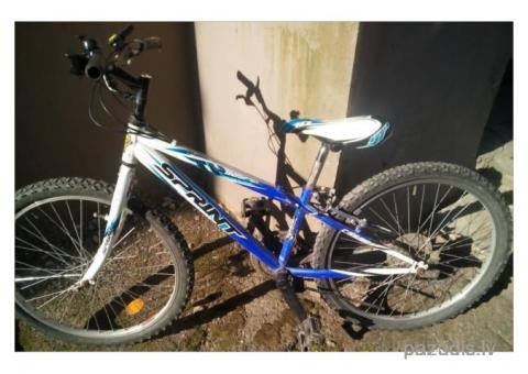 Atrasts zils velosipēds