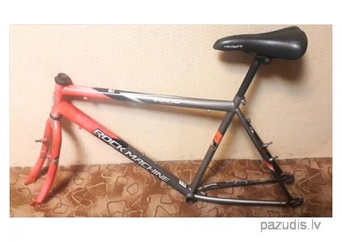 Atrasts velo rāmis